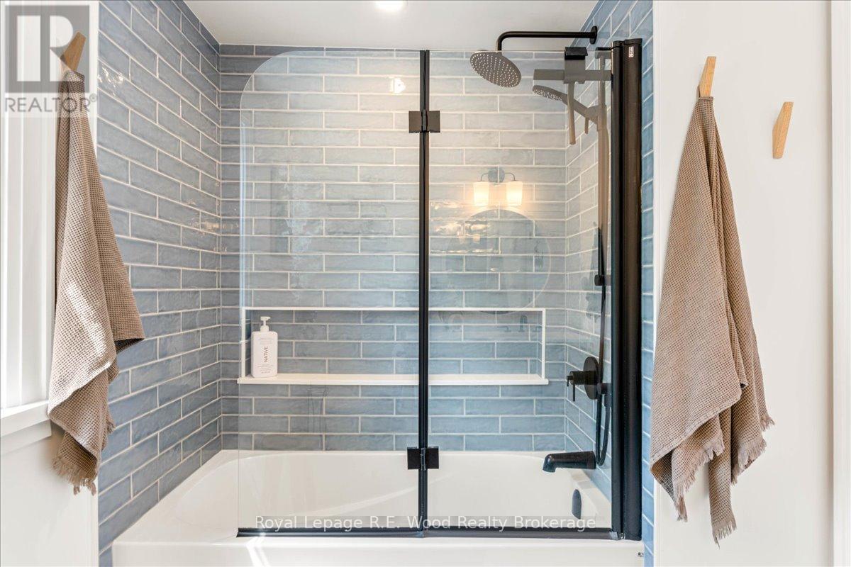 15 Mckenzie Street, Tillsonburg, ON - Indoor Photo Showing Bathroom