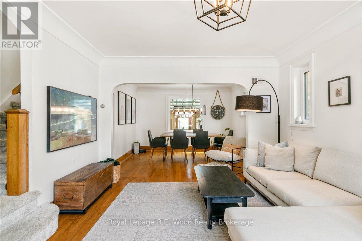 15 Mckenzie Street, Tillsonburg, ON - Indoor Photo Showing Living Room