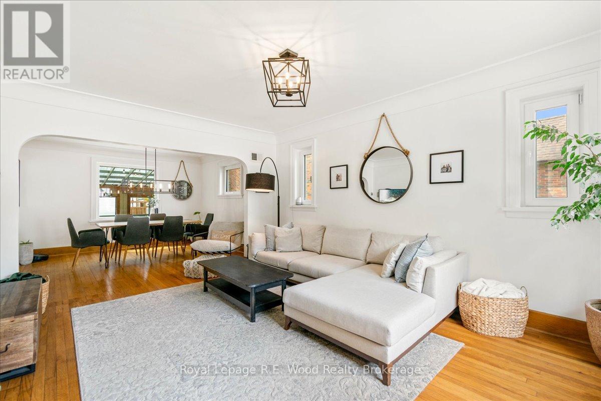 15 Mckenzie Street, Tillsonburg, ON - Indoor Photo Showing Living Room