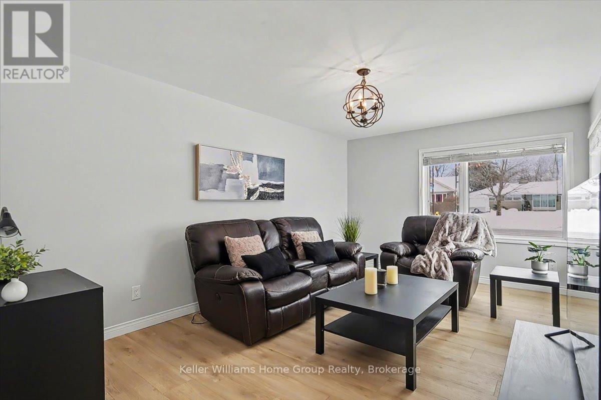 Living room - 1520 Concession Road, Cambridge, ON - Indoor Photo Showing Living Room