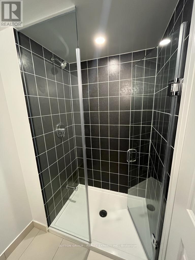 733 - 20 Meadowglen Place, Toronto, ON - Indoor Photo Showing Bathroom