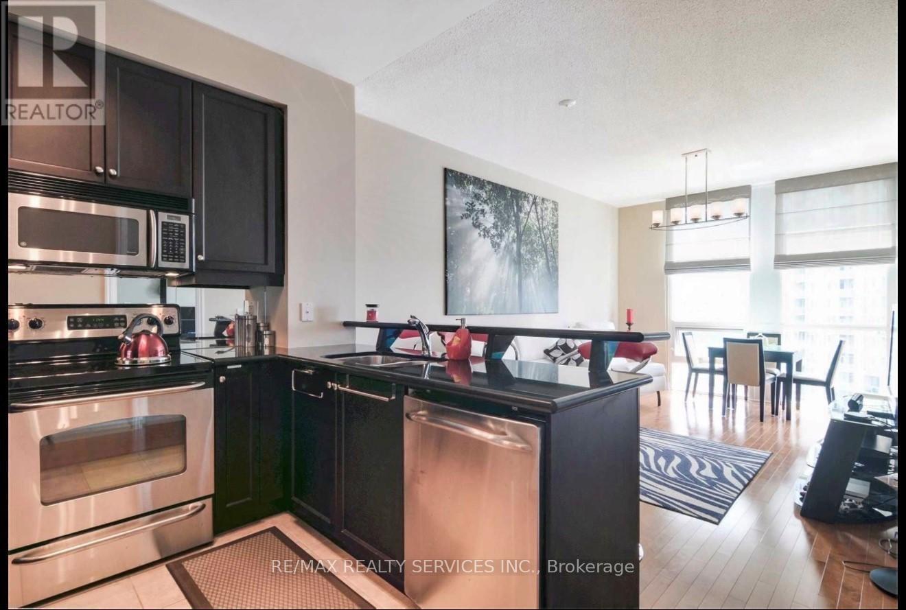 2506 - 220 Burnhamthorpe Road W, Mississauga, ON - Indoor Photo Showing Kitchen