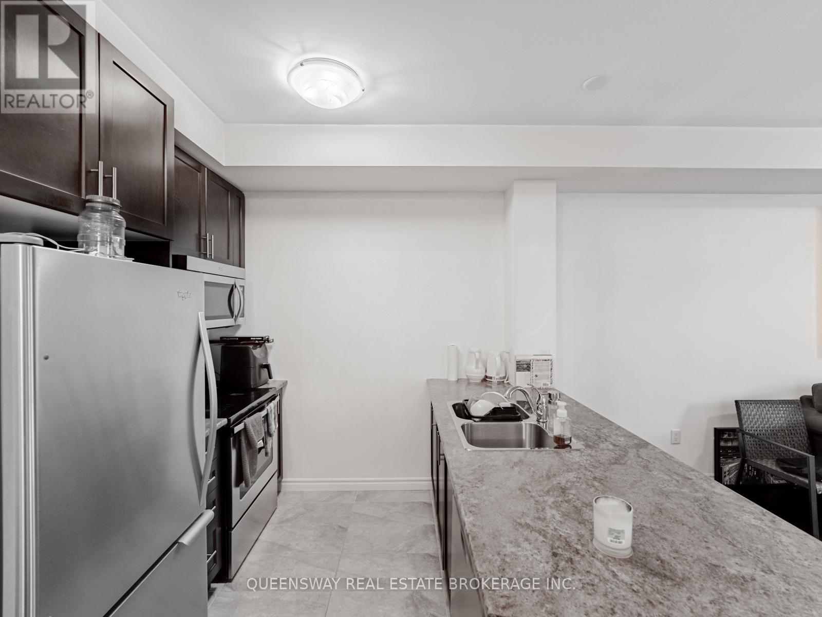 217 - 35 Southshore Crescent, Hamilton, ON - Indoor Photo Showing Kitchen