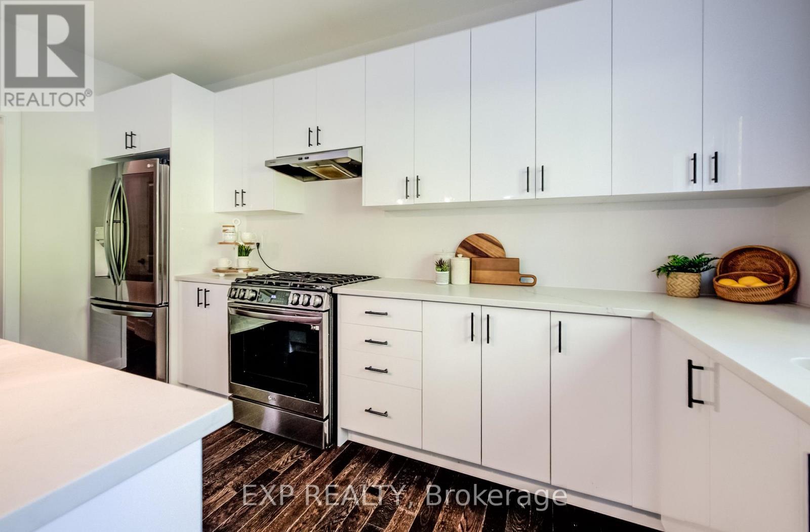 55 Tulip Crescent, Norfolk, ON - Indoor Photo Showing Kitchen With Upgraded Kitchen
