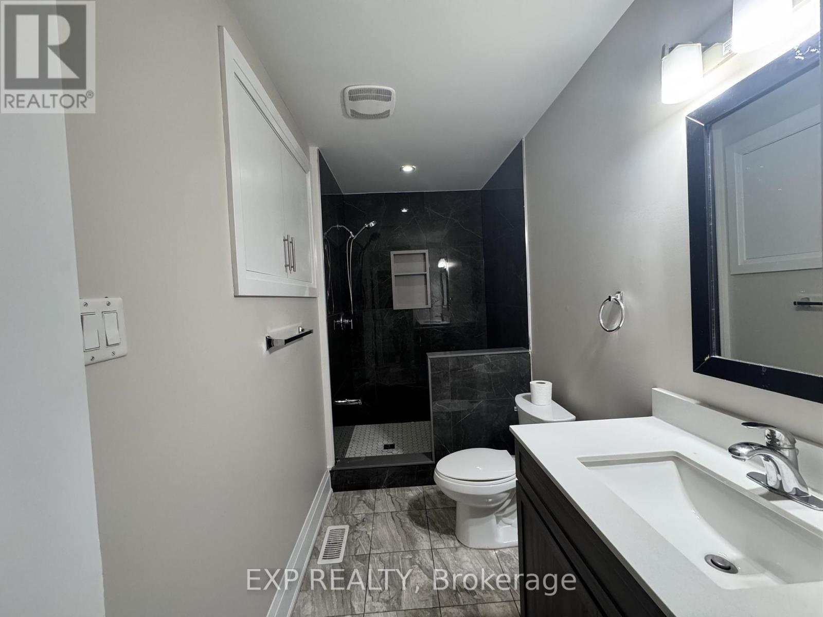 324 West 5Th Street, Hamilton, ON - Indoor Photo Showing Bathroom