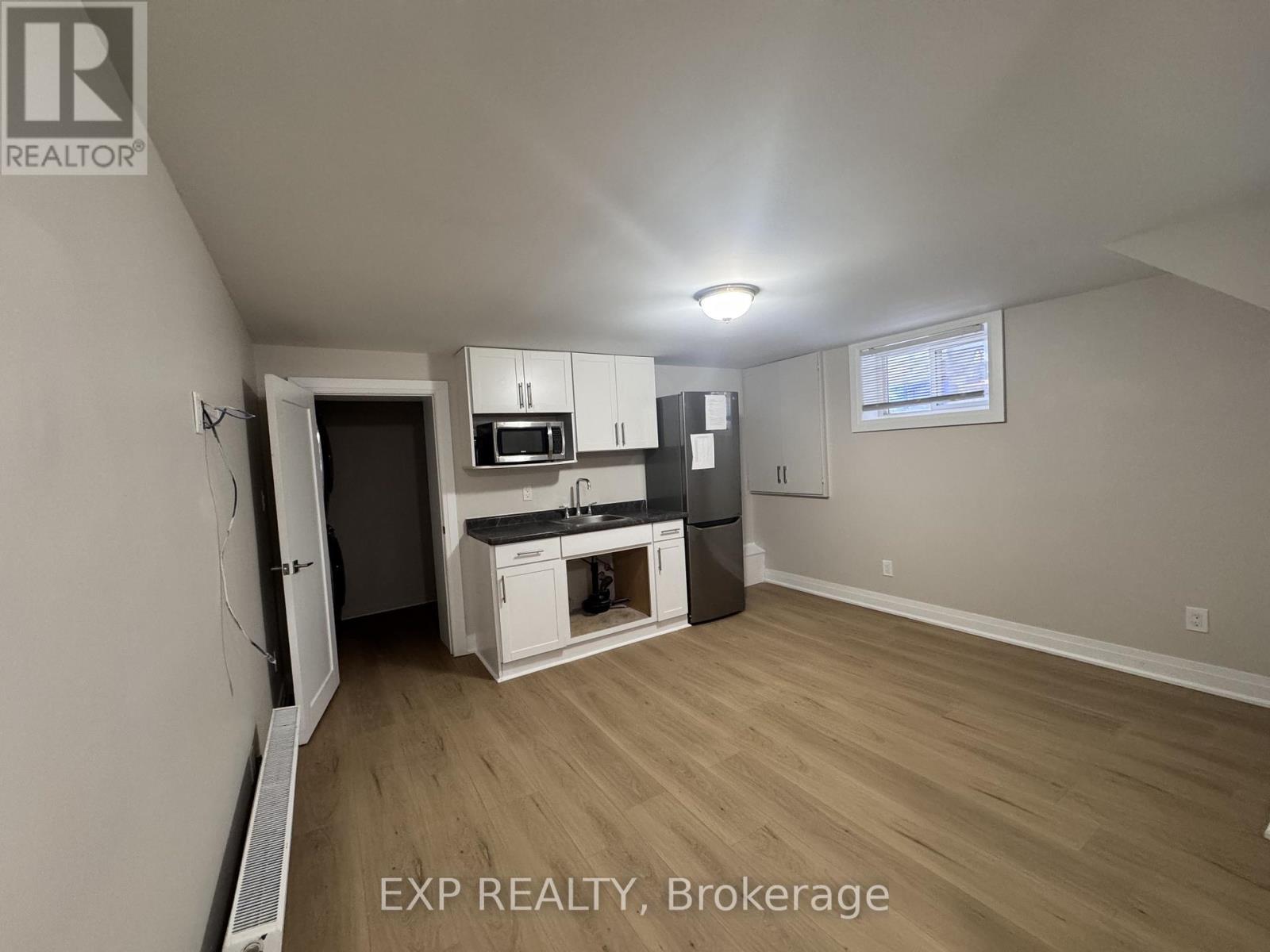 324 West 5Th Street, Hamilton, ON - Indoor Photo Showing Kitchen