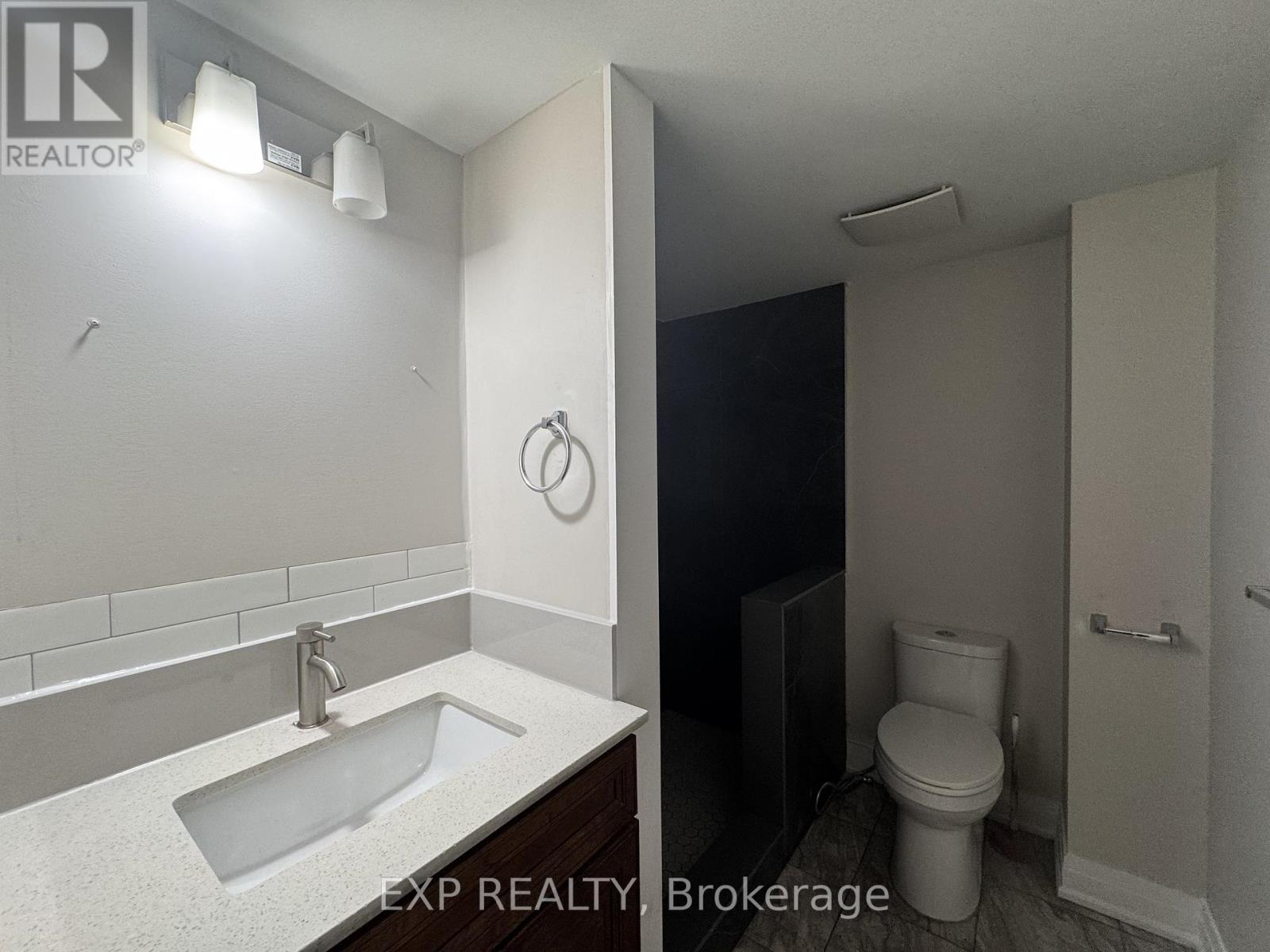 324 West 5Th Street, Hamilton, ON - Indoor Photo Showing Bathroom