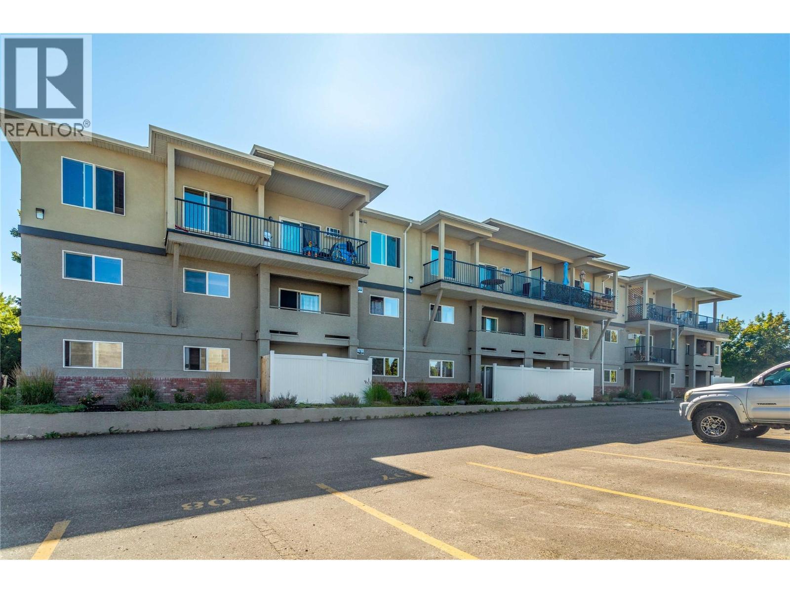 205 Highway 33 E, Kelowna, BC - Outdoor With Facade