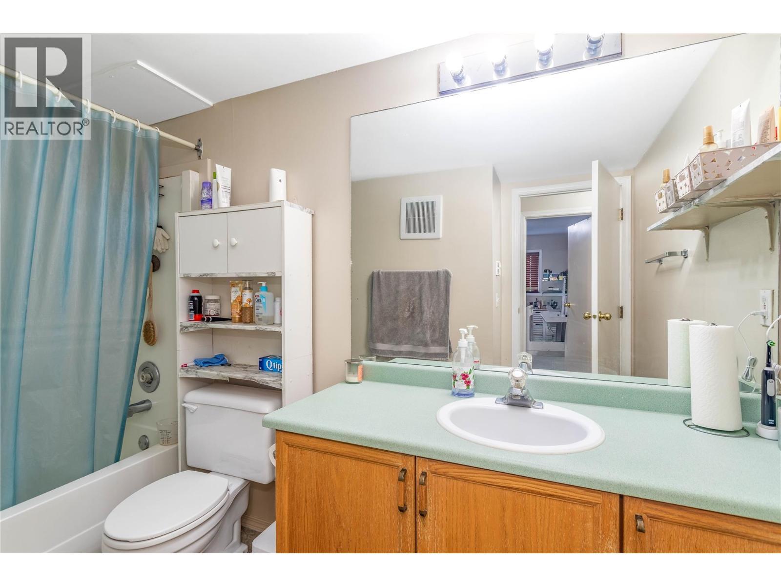 205 Highway 33 E, Kelowna, BC - Indoor Photo Showing Bathroom