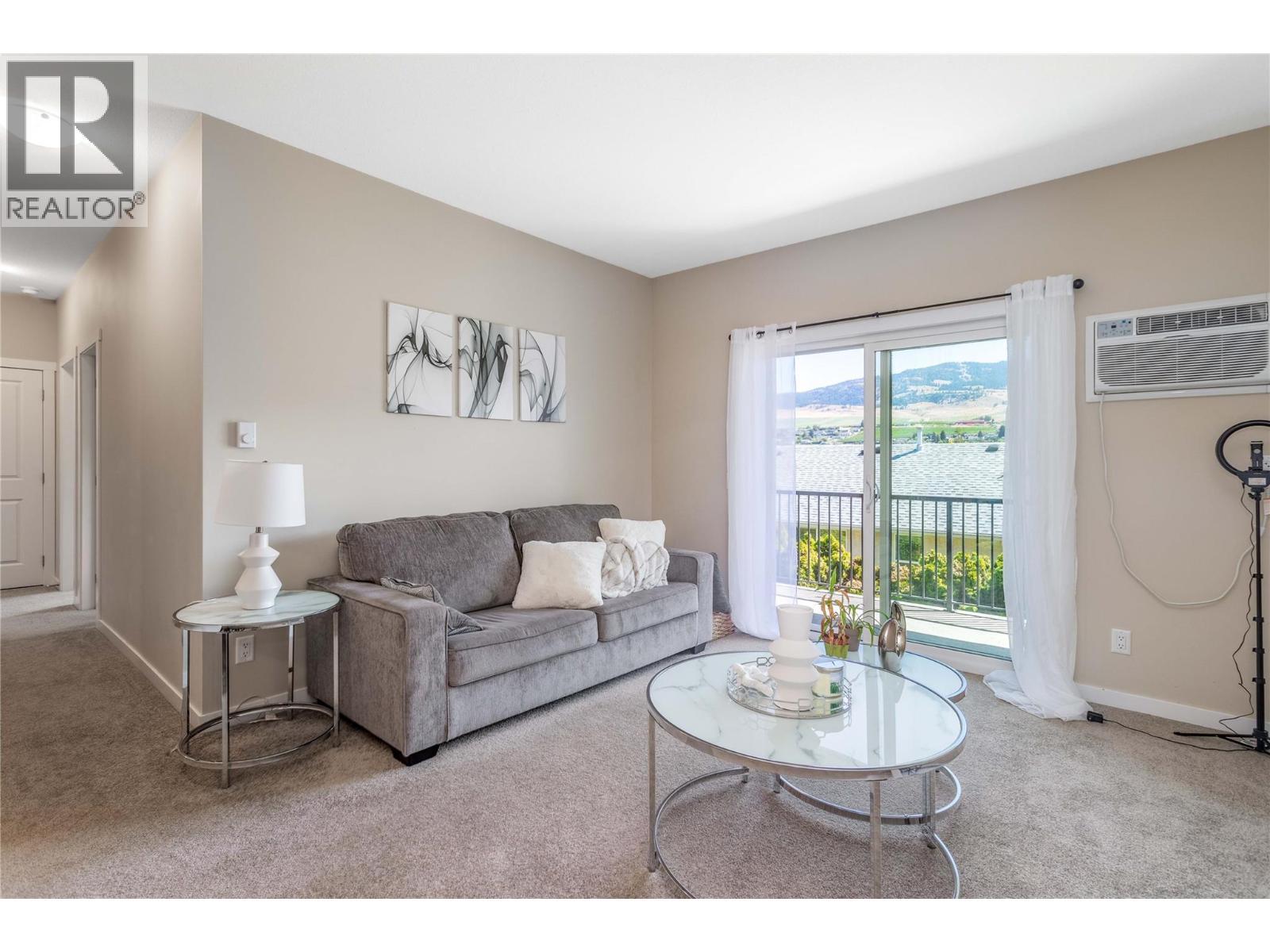205 Highway 33 E, Kelowna, BC - Indoor Photo Showing Living Room