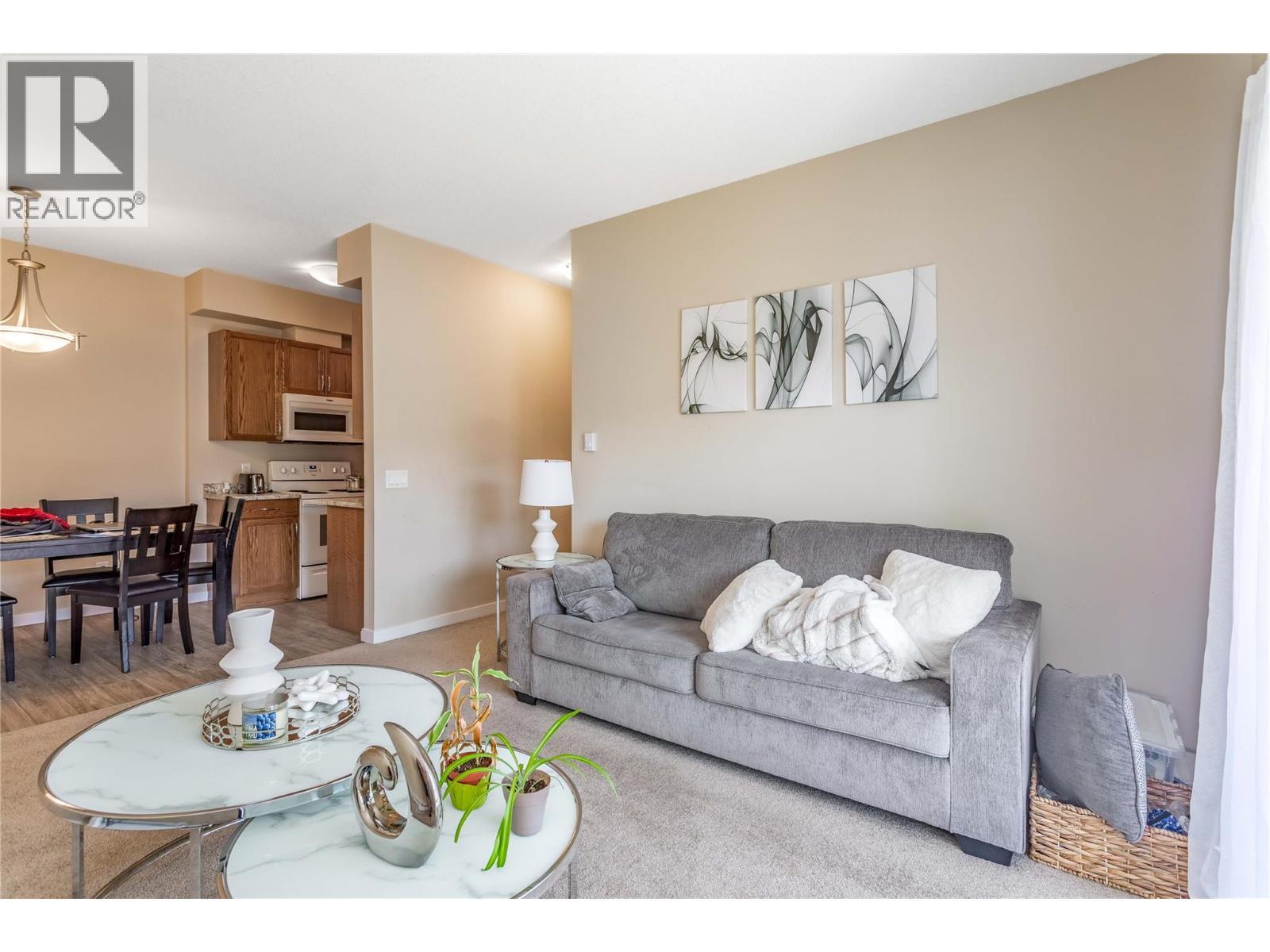 205 Highway 33 E, Kelowna, BC - Indoor Photo Showing Living Room