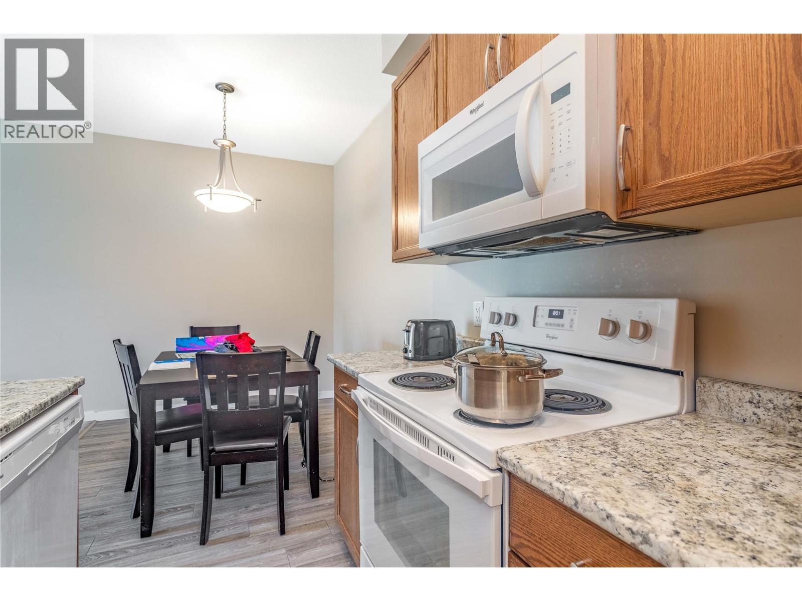 205 Highway 33 E, Kelowna, BC - Indoor Photo Showing Kitchen
