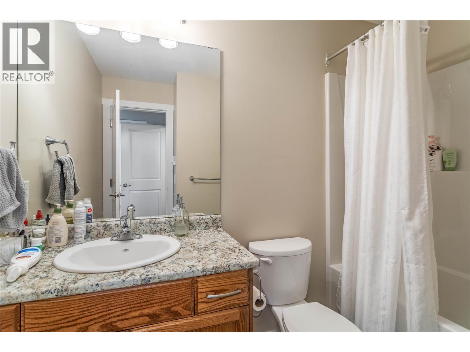 205 Highway 33 E, Kelowna, BC - Indoor Photo Showing Bathroom