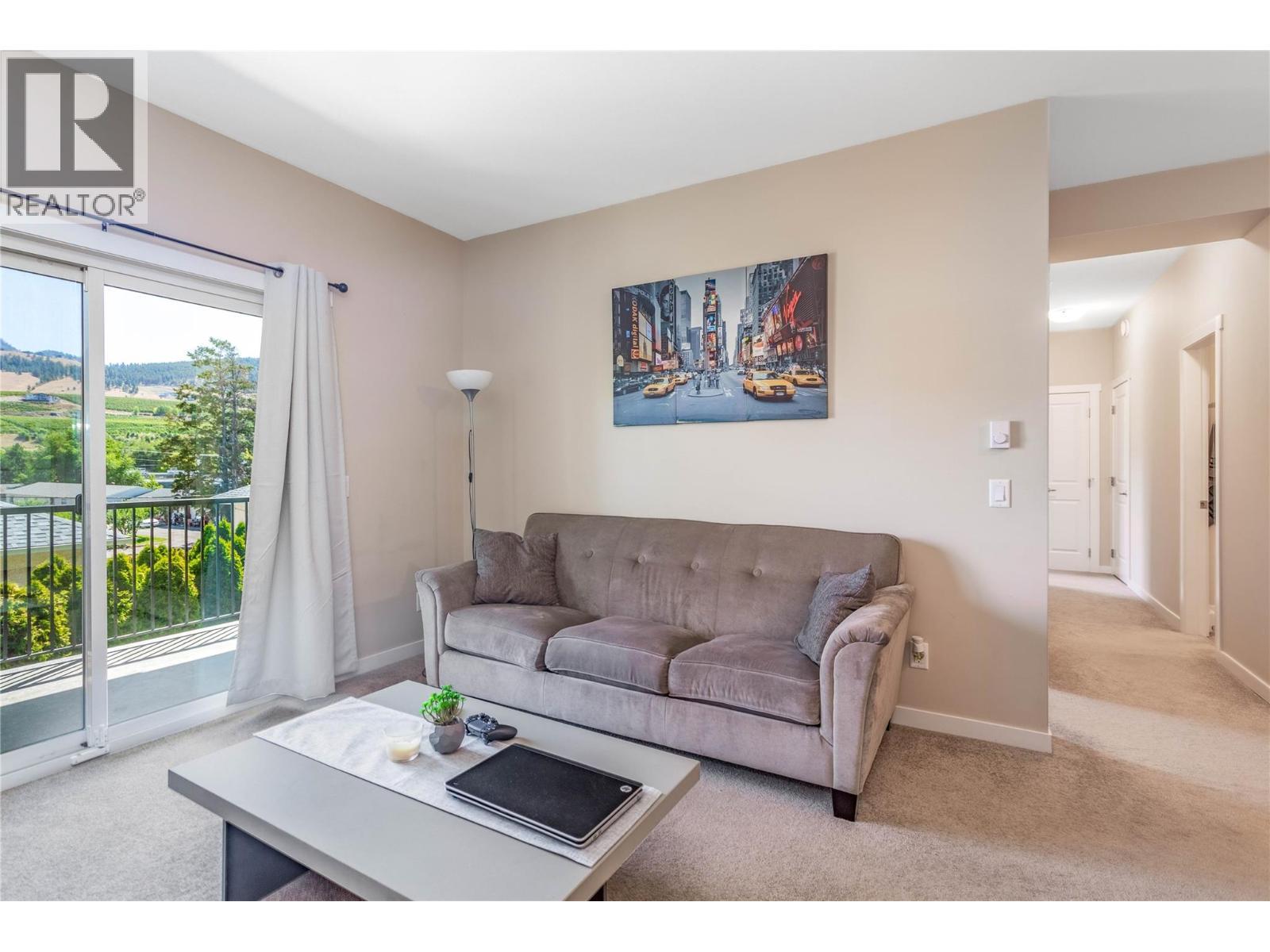 205 Highway 33 E, Kelowna, BC - Indoor Photo Showing Living Room