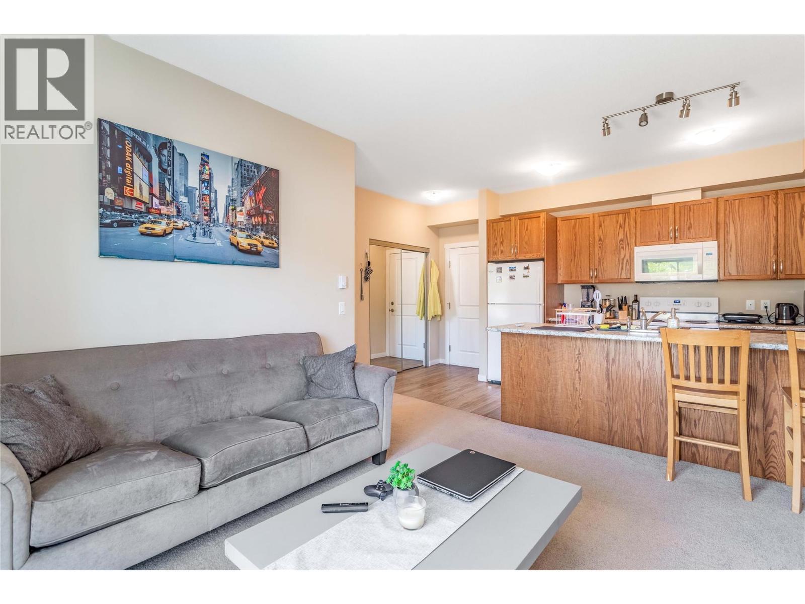 205 Highway 33 E, Kelowna, BC - Indoor