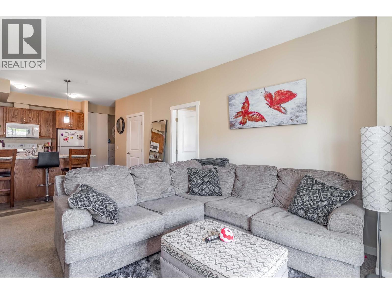 205 Highway 33 E, Kelowna, BC - Indoor Photo Showing Living Room