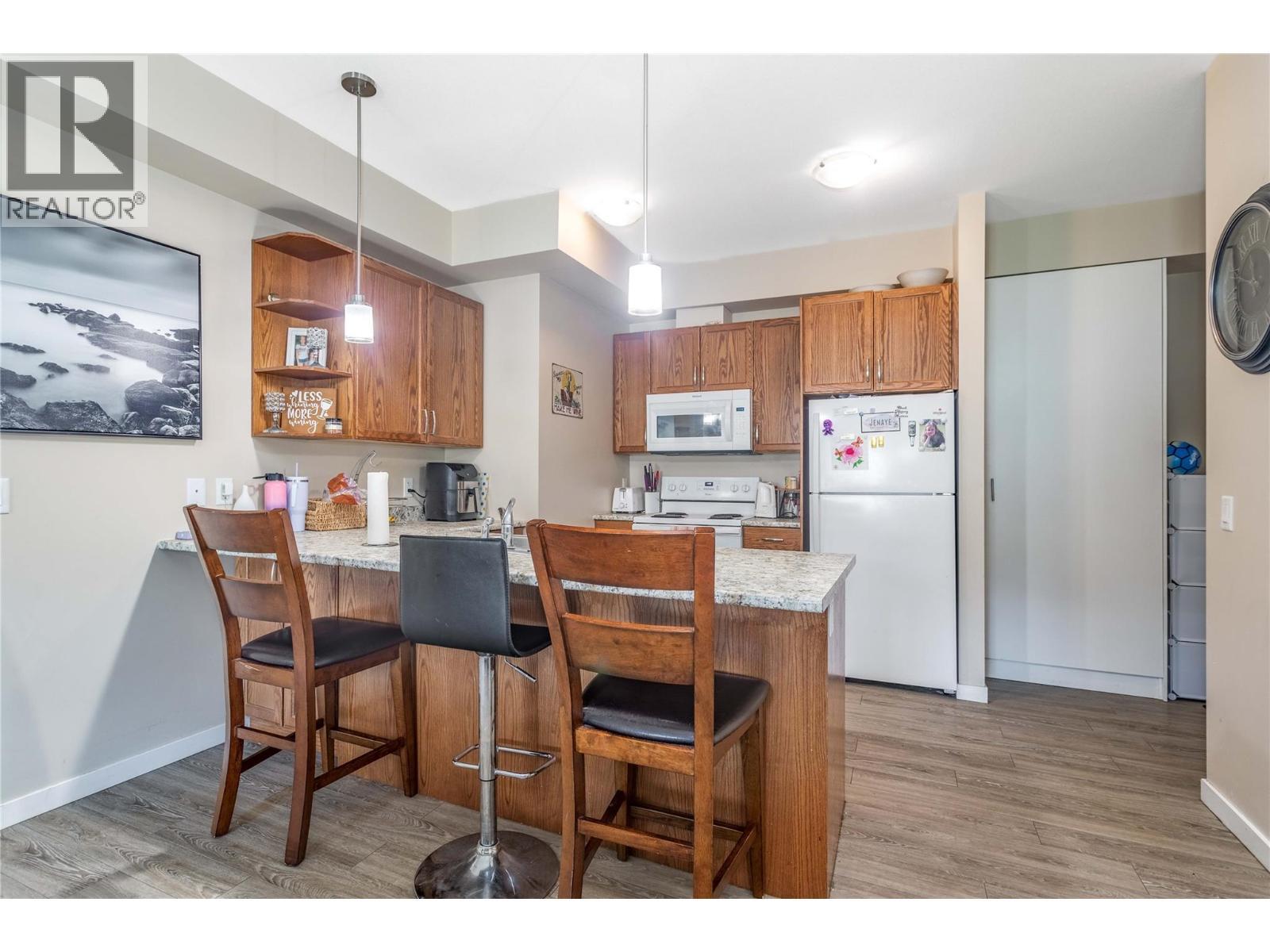 205 Highway 33 E, Kelowna, BC - Indoor Photo Showing Kitchen
