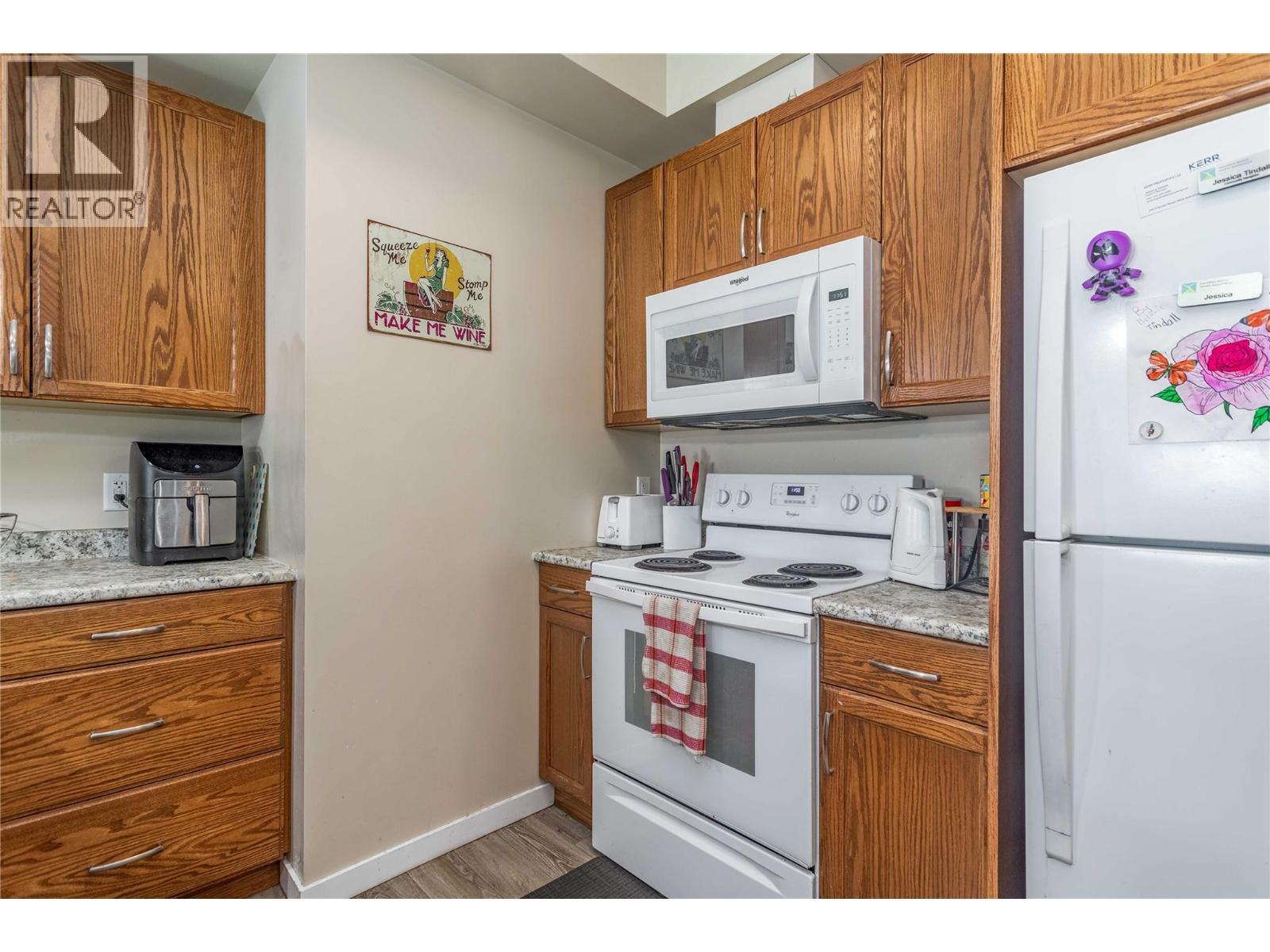 205 Highway 33 E, Kelowna, BC - Indoor Photo Showing Kitchen