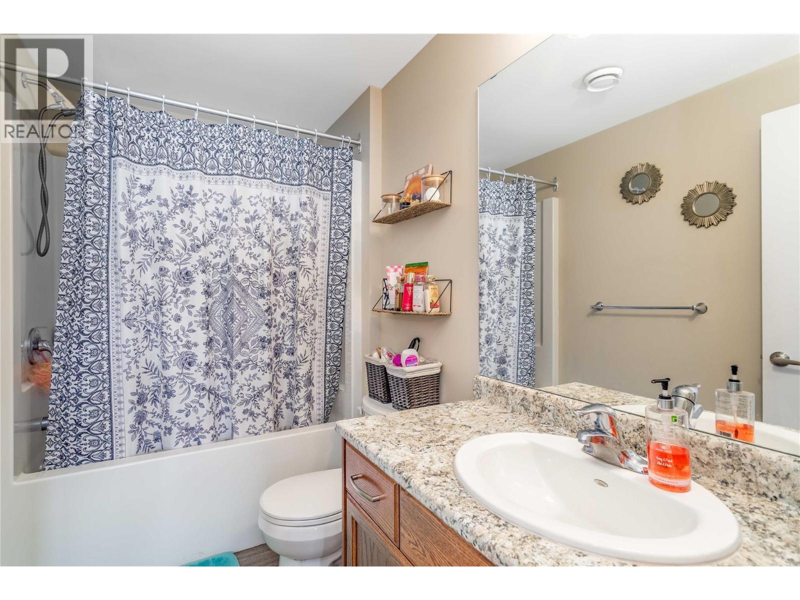 205 Highway 33 E, Kelowna, BC - Indoor Photo Showing Bathroom