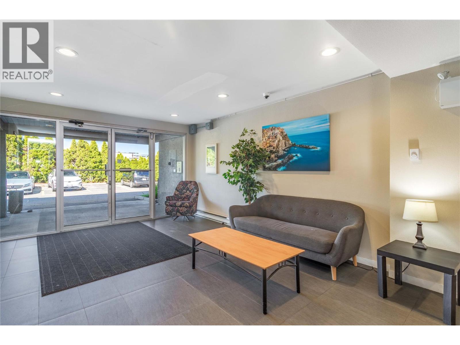205 Highway 33 E, Kelowna, BC - Indoor Photo Showing Other Room
