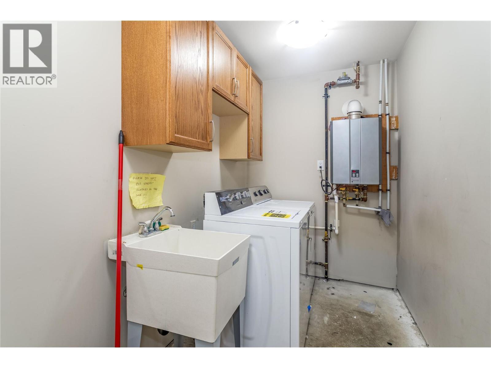 205 Highway 33 E, Kelowna, BC - Indoor Photo Showing Laundry Room