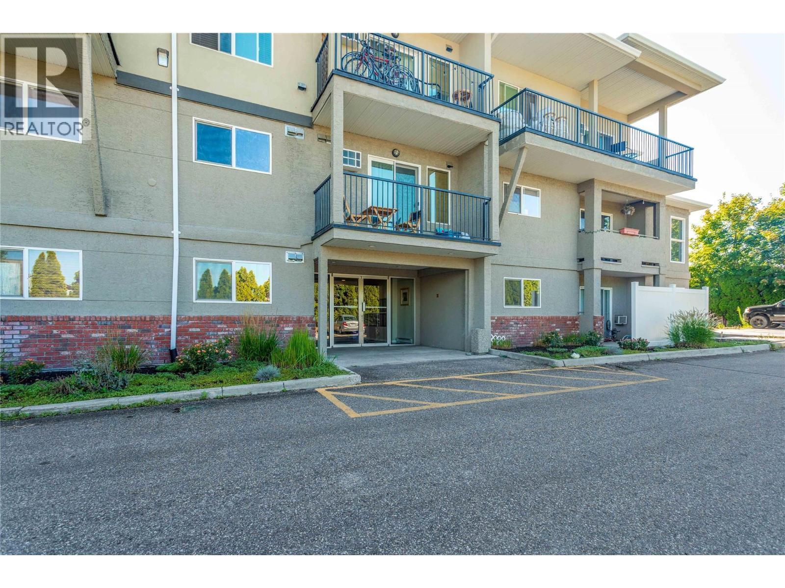 205 Highway 33 E, Kelowna, BC - Outdoor