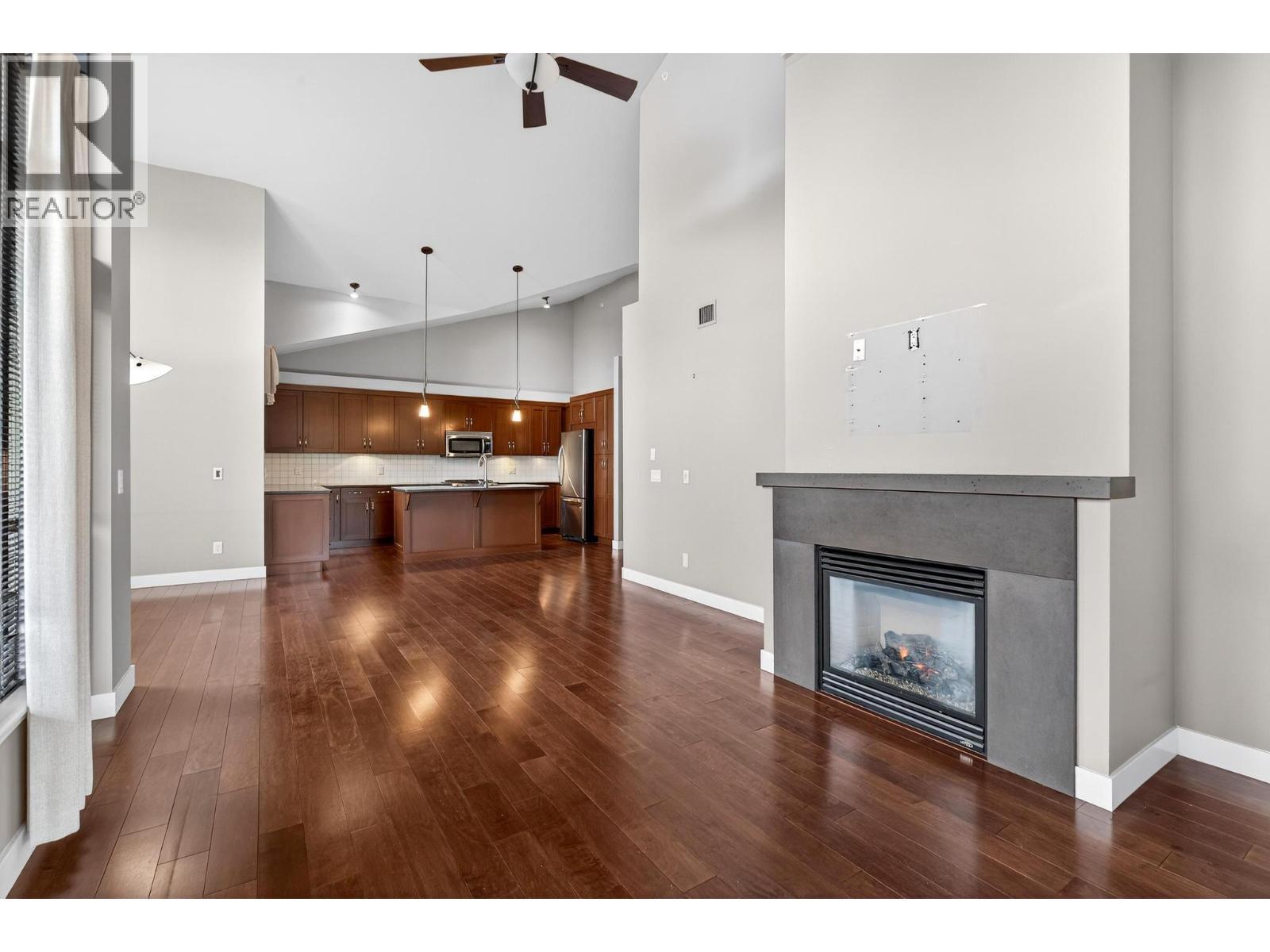 600 Sarsons Road Unit# 203, Kelowna, BC - Indoor Photo Showing Living Room With Fireplace