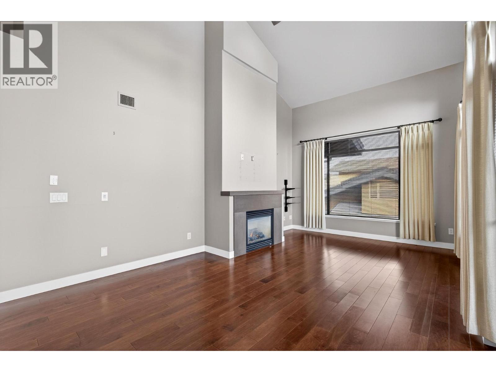 600 Sarsons Road Unit# 203, Kelowna, BC - Indoor With Fireplace