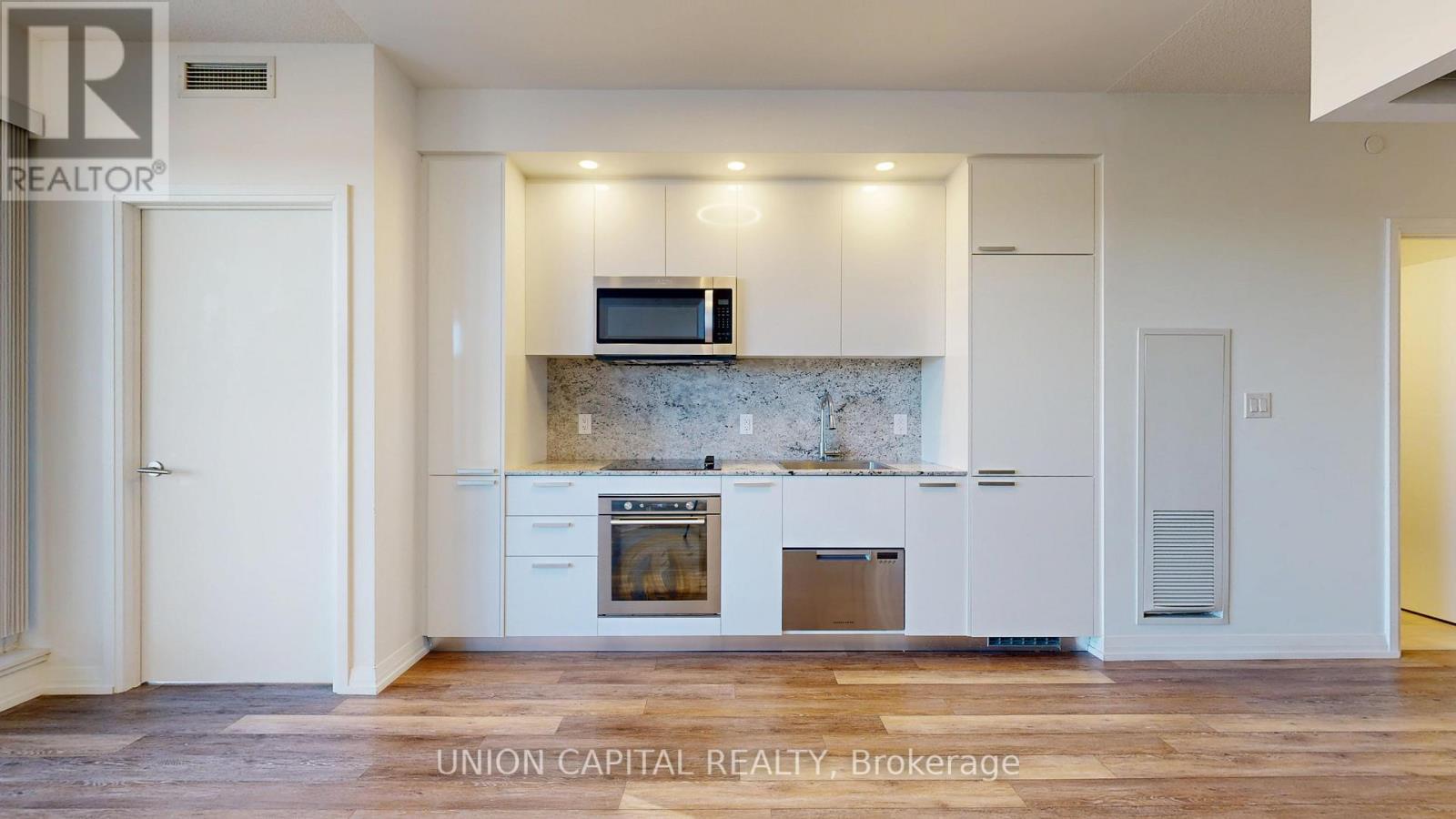 715 - 75 Canterbury Place, Toronto, ON - Indoor Photo Showing Kitchen