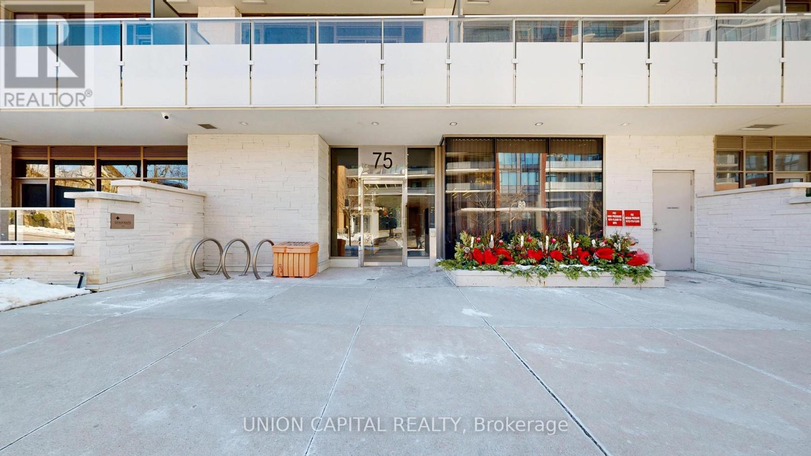 715 - 75 Canterbury Place, Toronto, ON - Indoor Photo Showing Garage
