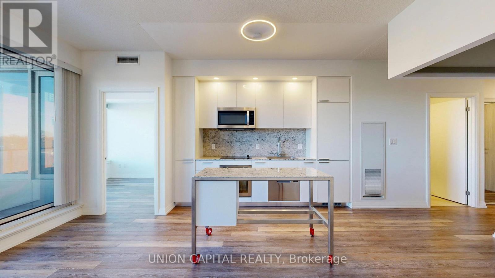 715 - 75 Canterbury Place, Toronto, ON - Indoor Photo Showing Kitchen