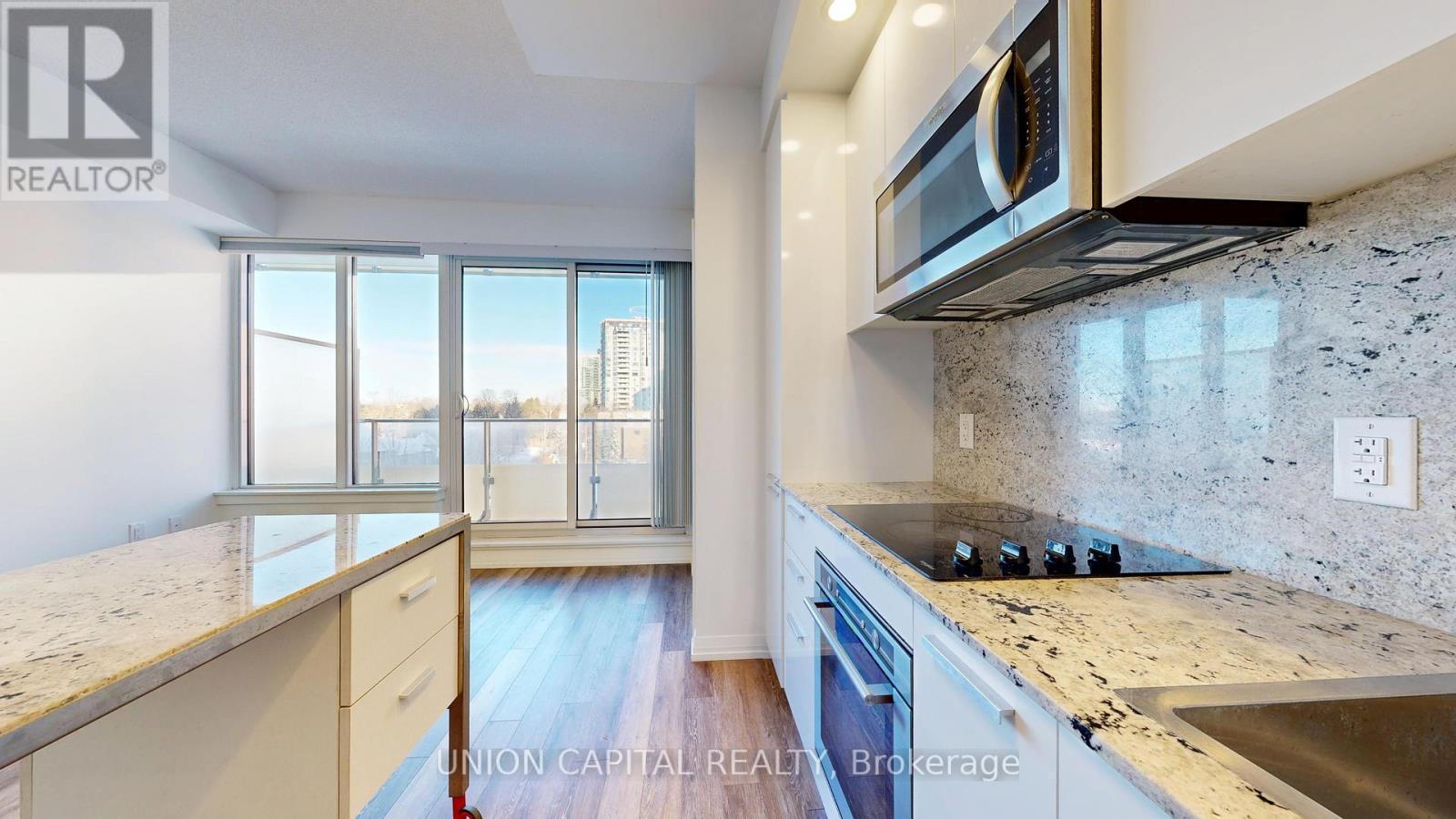 715 - 75 Canterbury Place, Toronto, ON - Indoor Photo Showing Kitchen