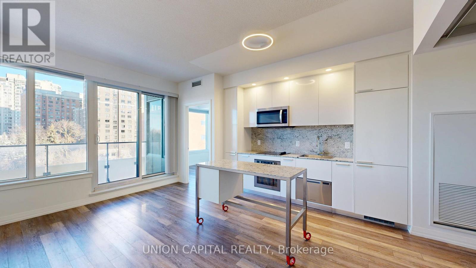 715 - 75 Canterbury Place, Toronto, ON - Indoor Photo Showing Kitchen