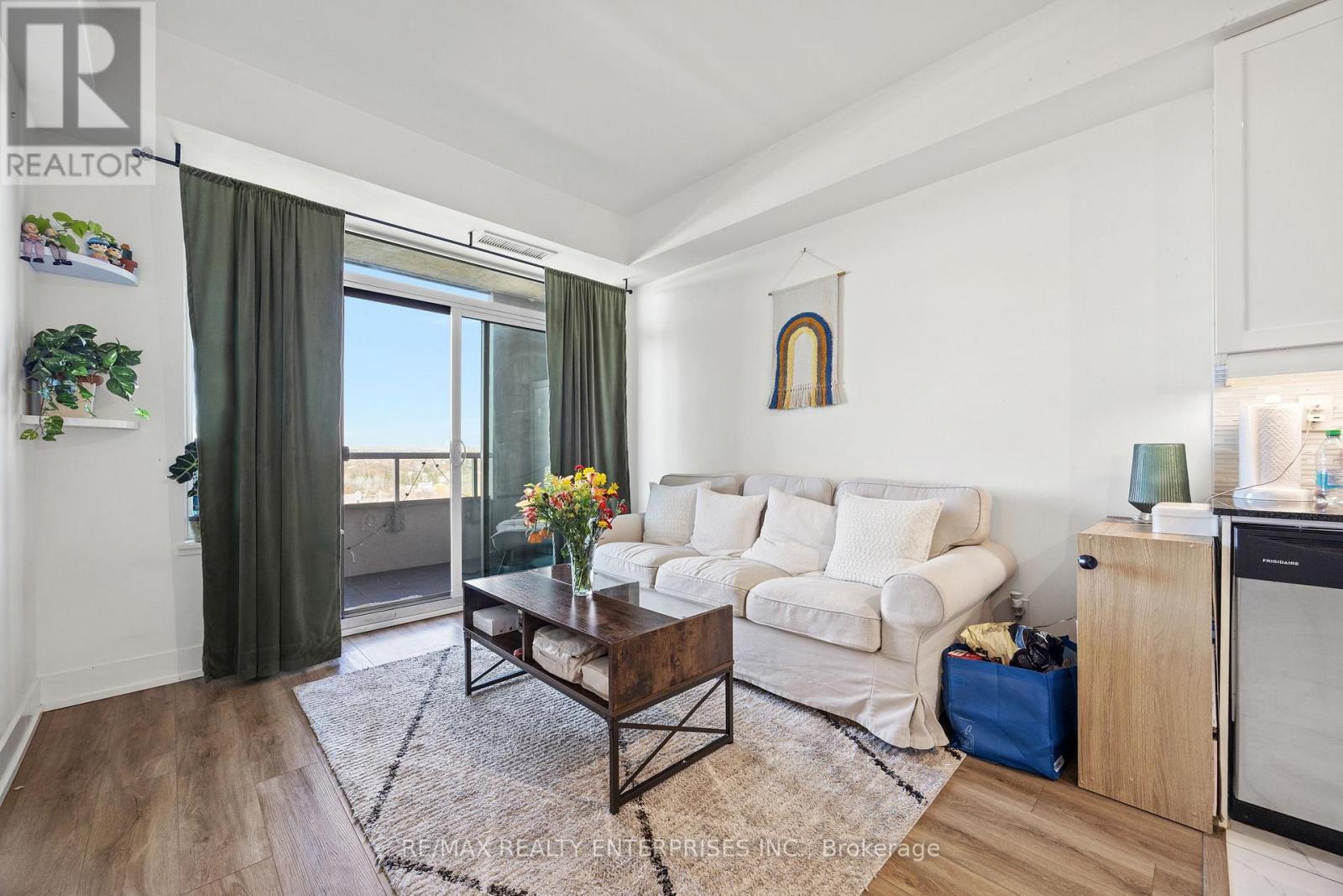 1508 - 1215 Bayly Street, Pickering, ON - Indoor Photo Showing Living Room