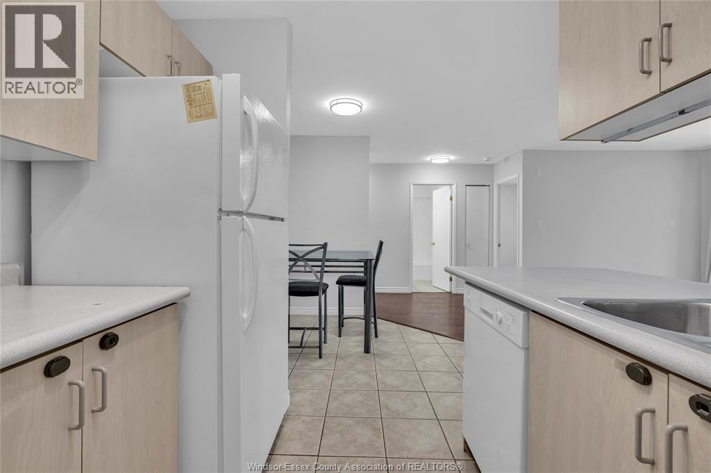 1390 Lauzon Road Unit# 114, Windsor, ON - Indoor Photo Showing Kitchen