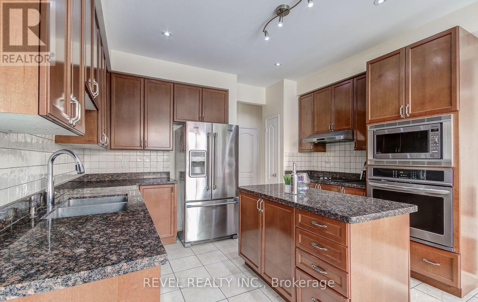 5 Treegrove Crescent, Brampton, ON - Indoor Photo Showing Kitchen With Double Sink