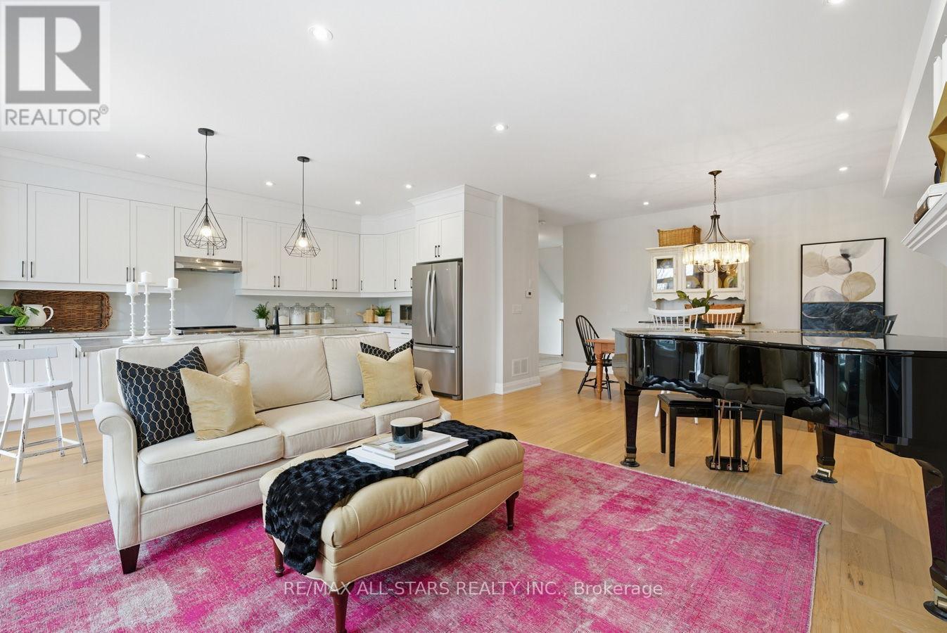 579 Victoria Street, Scugog (Port Perry), ON - Indoor Photo Showing Living Room