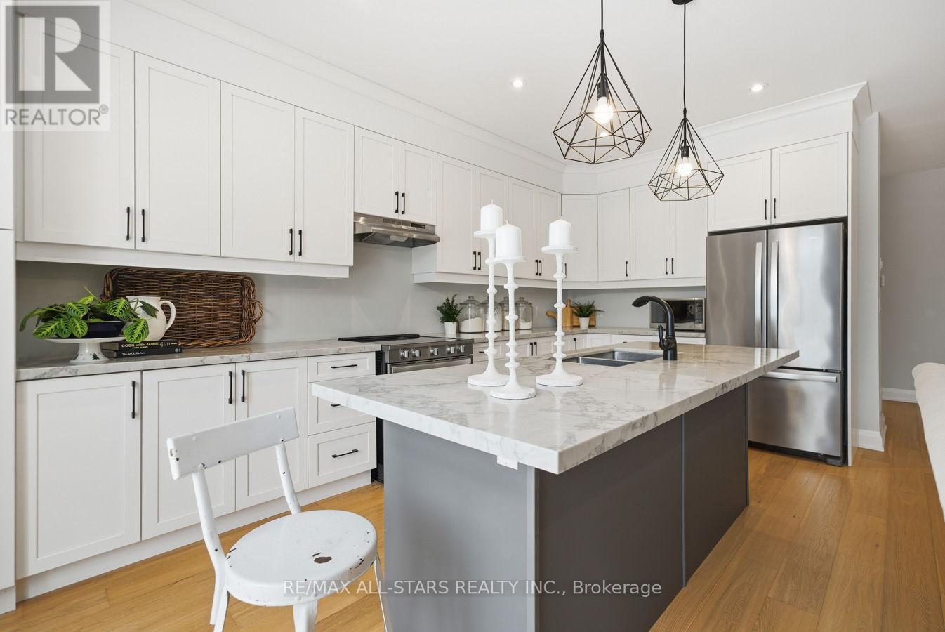 579 Victoria Street, Scugog (Port Perry), ON - Indoor Photo Showing Kitchen With Double Sink With Upgraded Kitchen