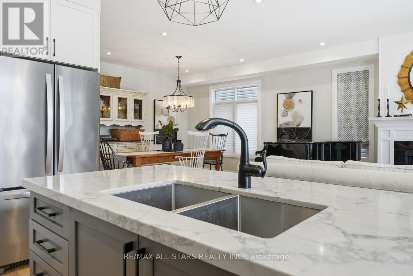 579 Victoria Street, Scugog (Port Perry), ON - Indoor Photo Showing Kitchen With Double Sink With Upgraded Kitchen