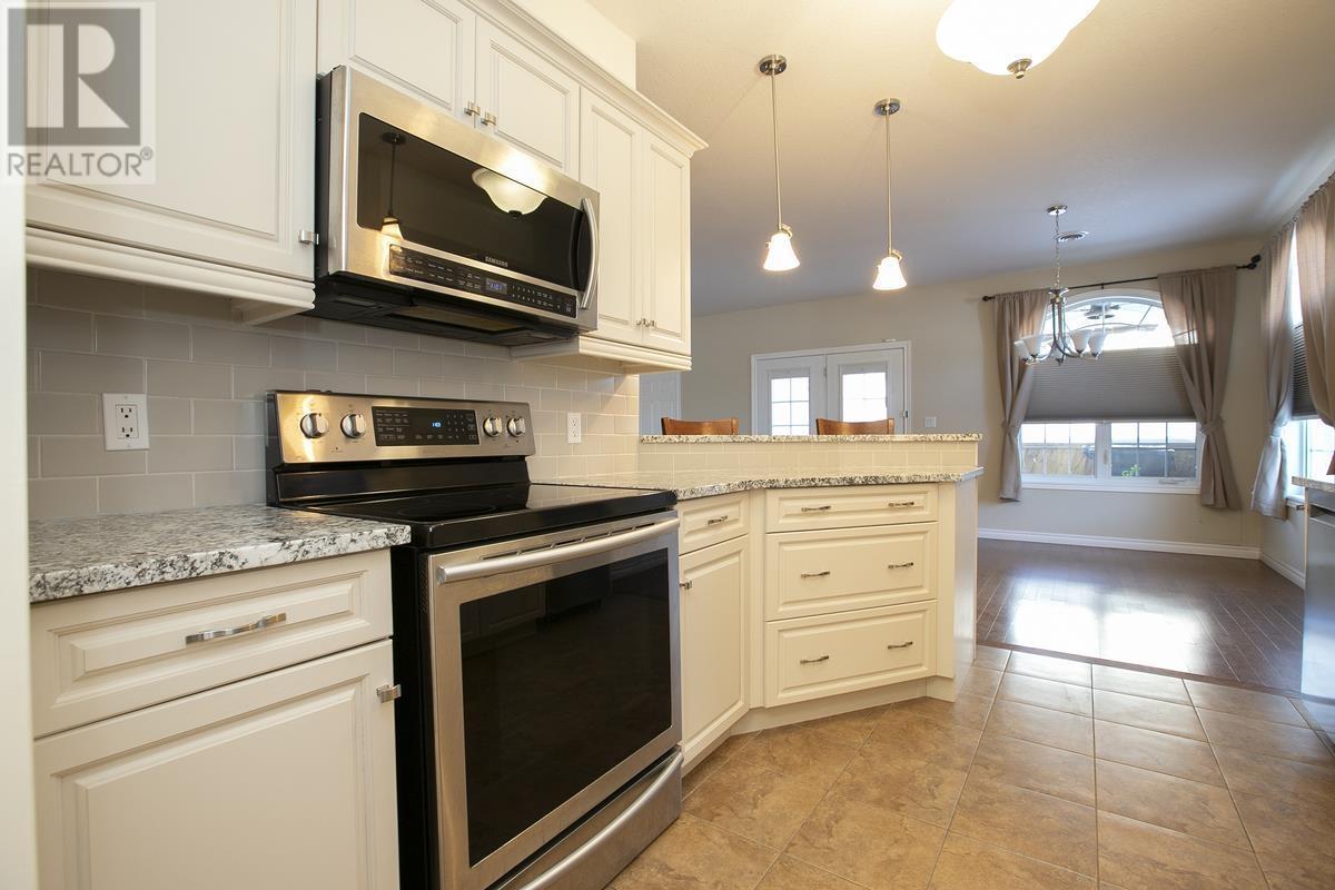 481 Lake St, Sault Ste. Marie, ON - Indoor Photo Showing Kitchen With Upgraded Kitchen