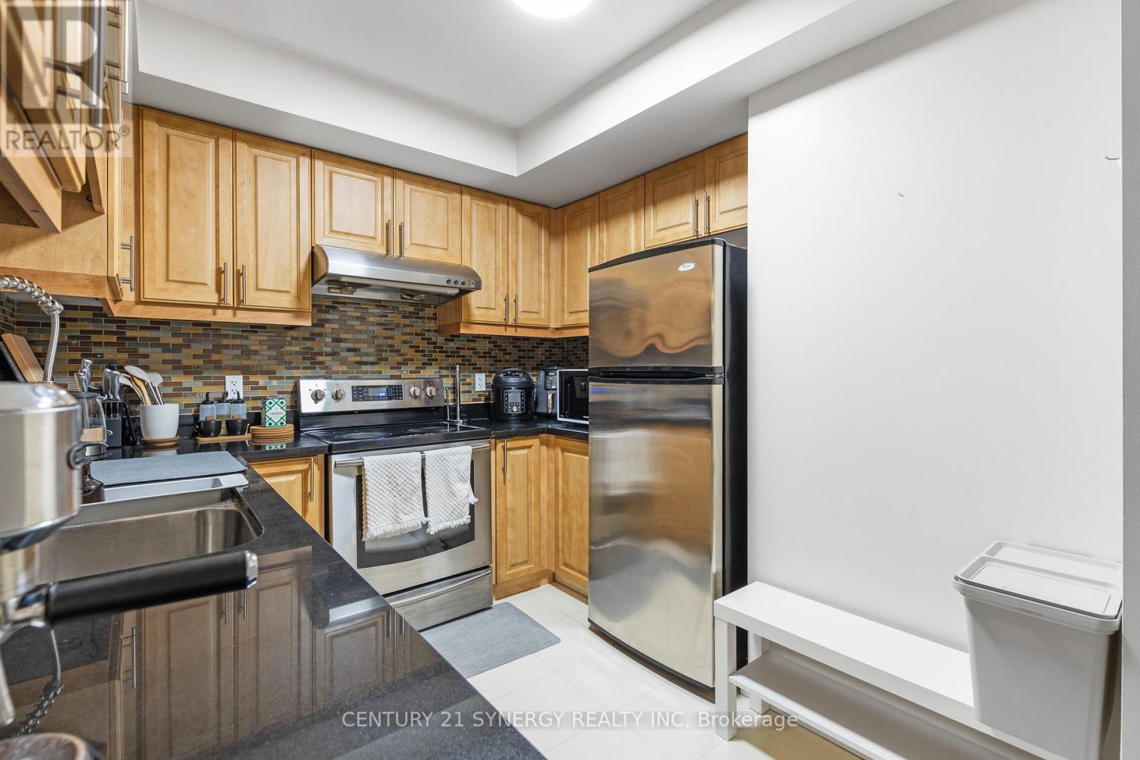 306 - 263 Wellington Street W, Toronto (Waterfront Communities), ON - Indoor Photo Showing Kitchen