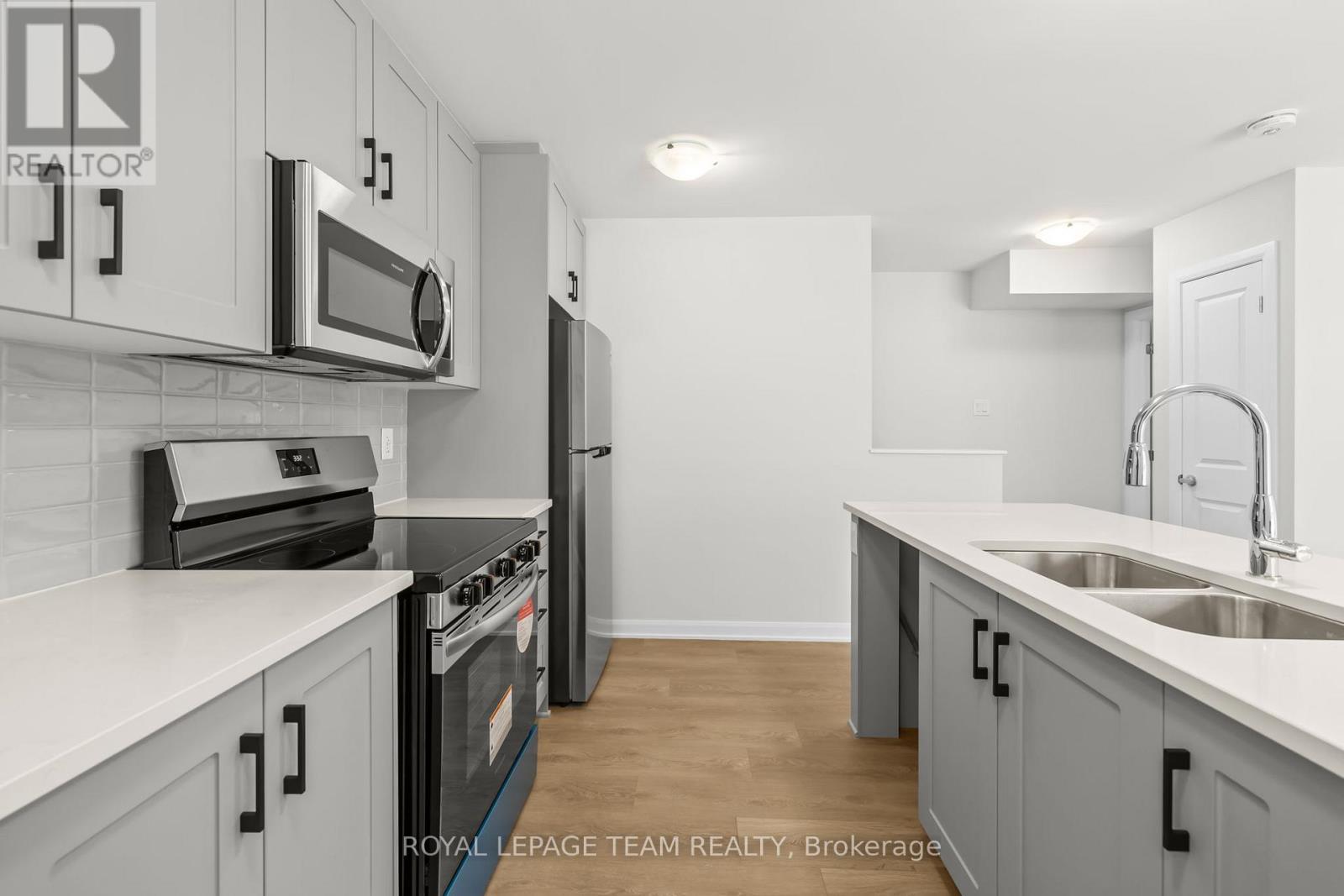 1108 Creekway Private, Ottawa, ON - Indoor Photo Showing Kitchen With Double Sink
