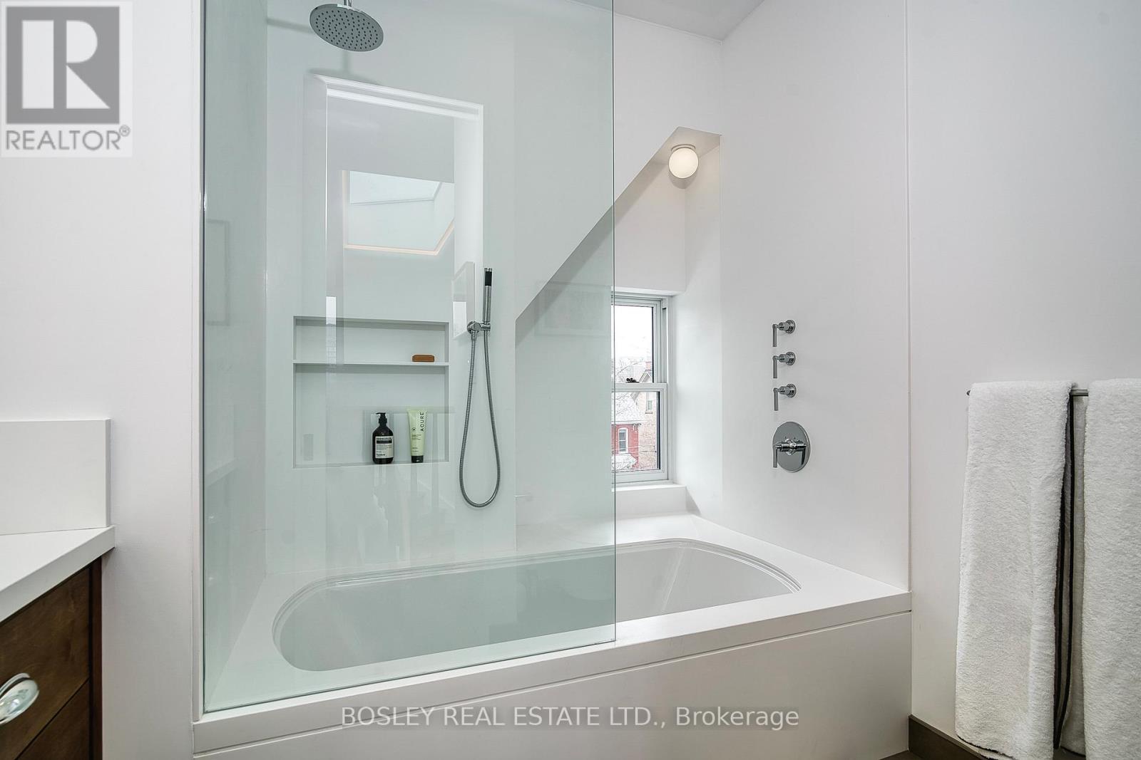 34 Beaconsfield Avenue, Toronto, ON - Indoor Photo Showing Bathroom