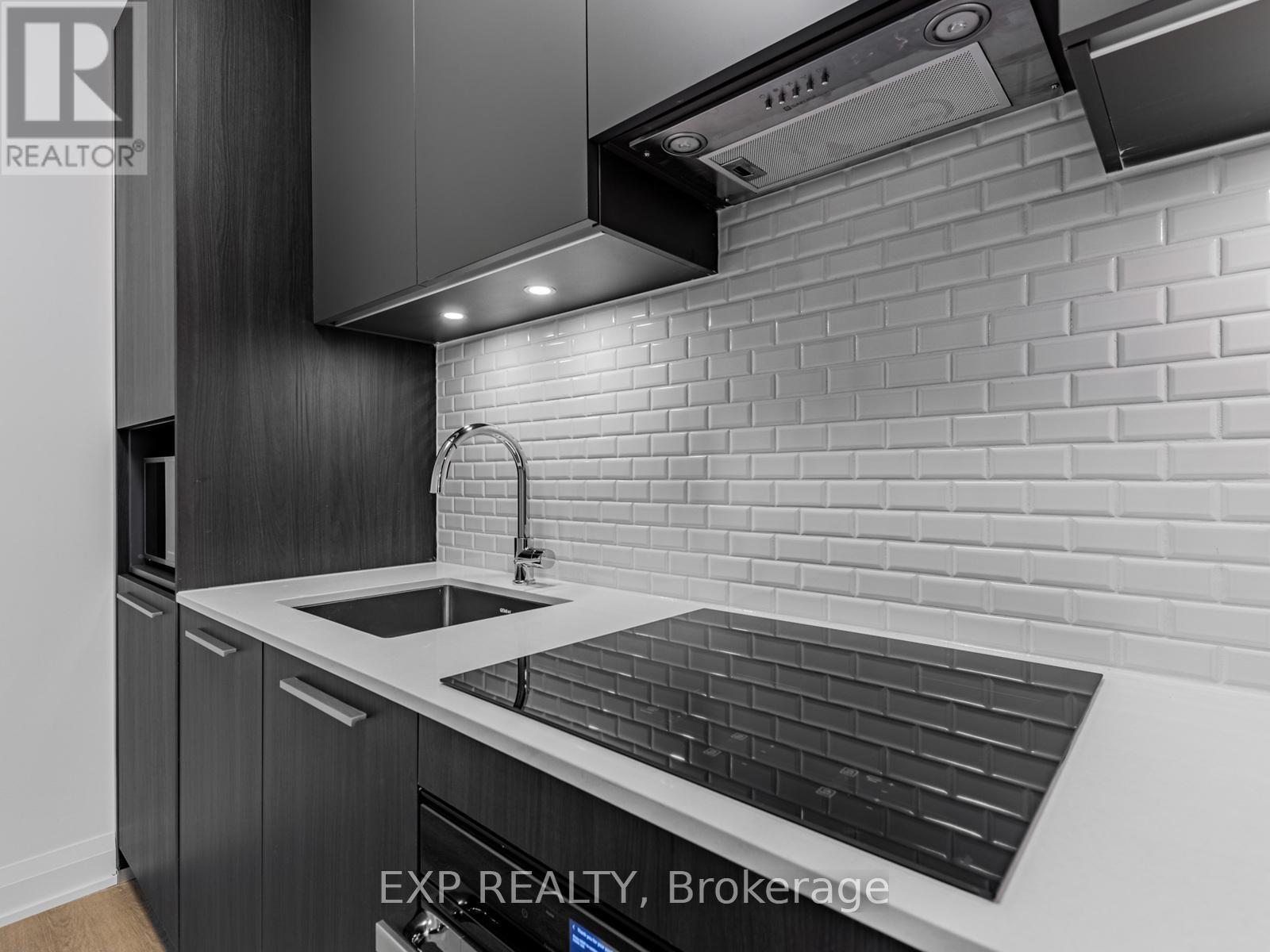 1402 - 65 Broadway Avenue, Toronto, ON - Indoor Photo Showing Kitchen