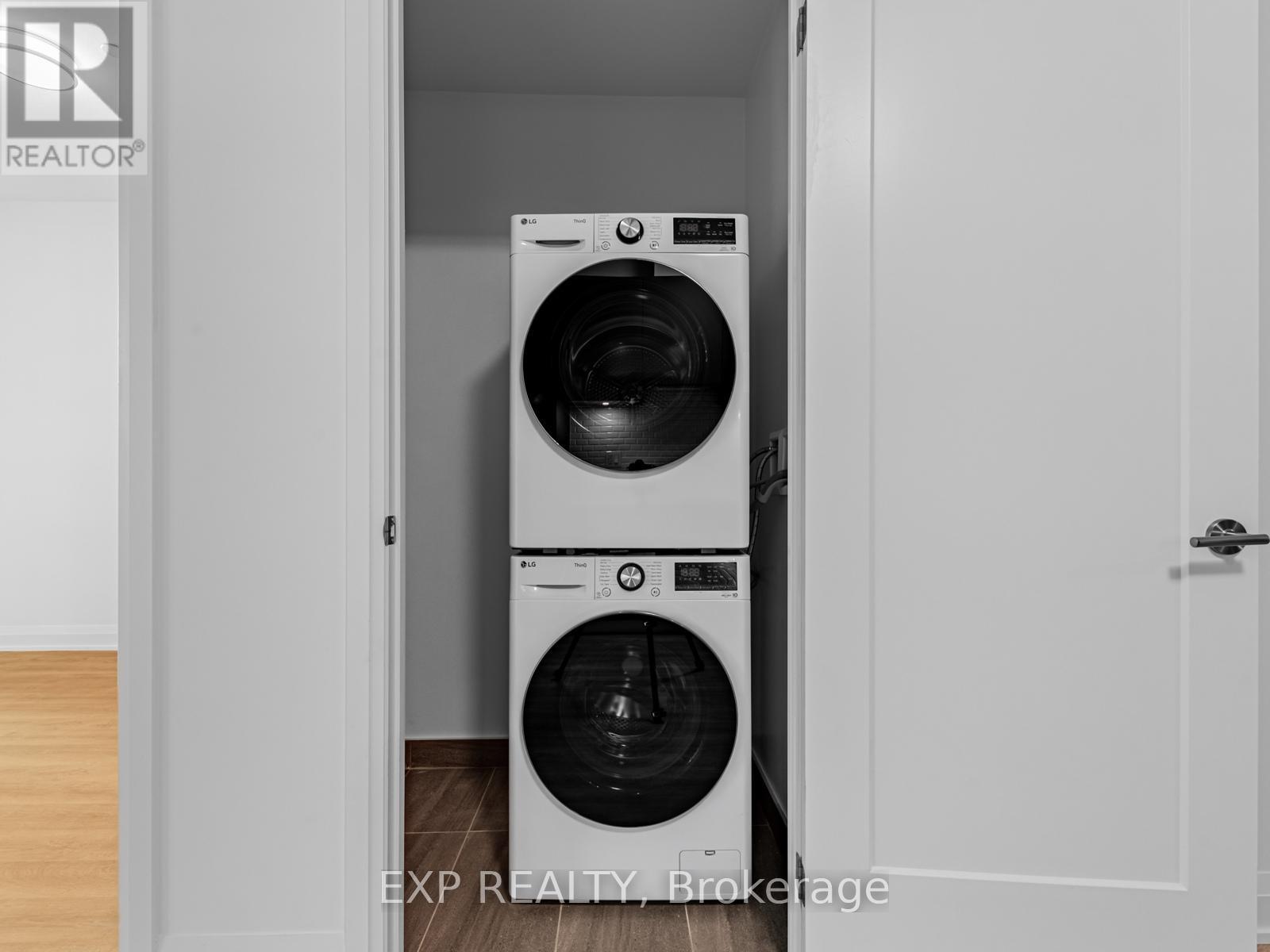 1402 - 65 Broadway Avenue, Toronto, ON - Indoor Photo Showing Laundry Room