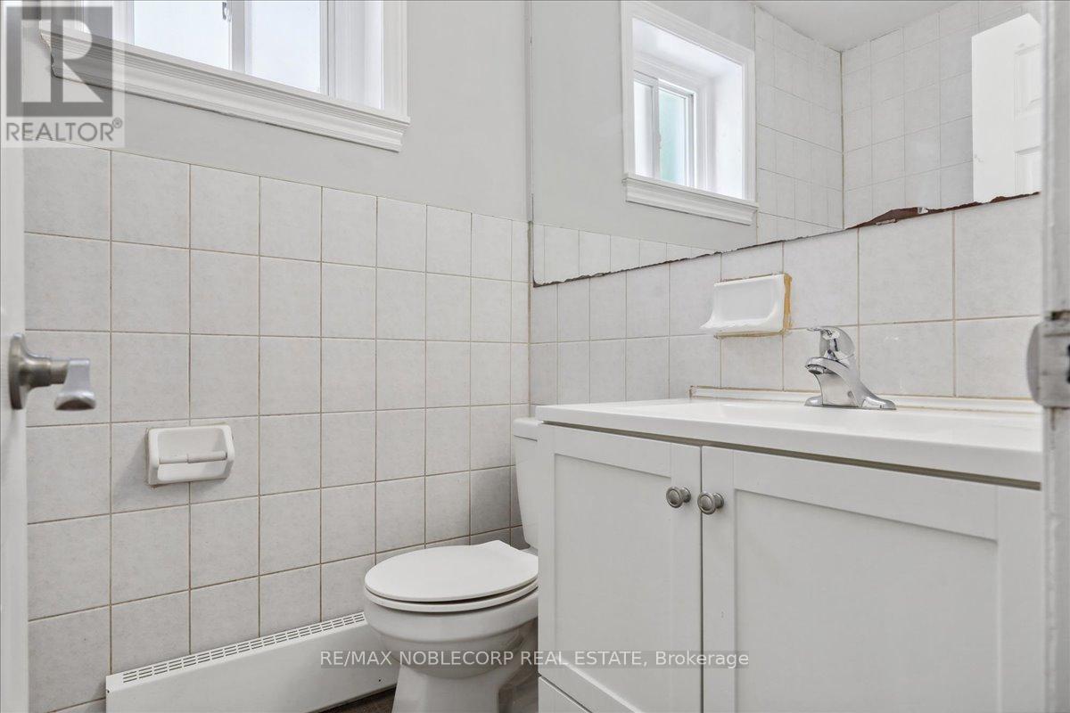 2 - 362 Elgin Court, Oshawa, ON - Indoor Photo Showing Bathroom