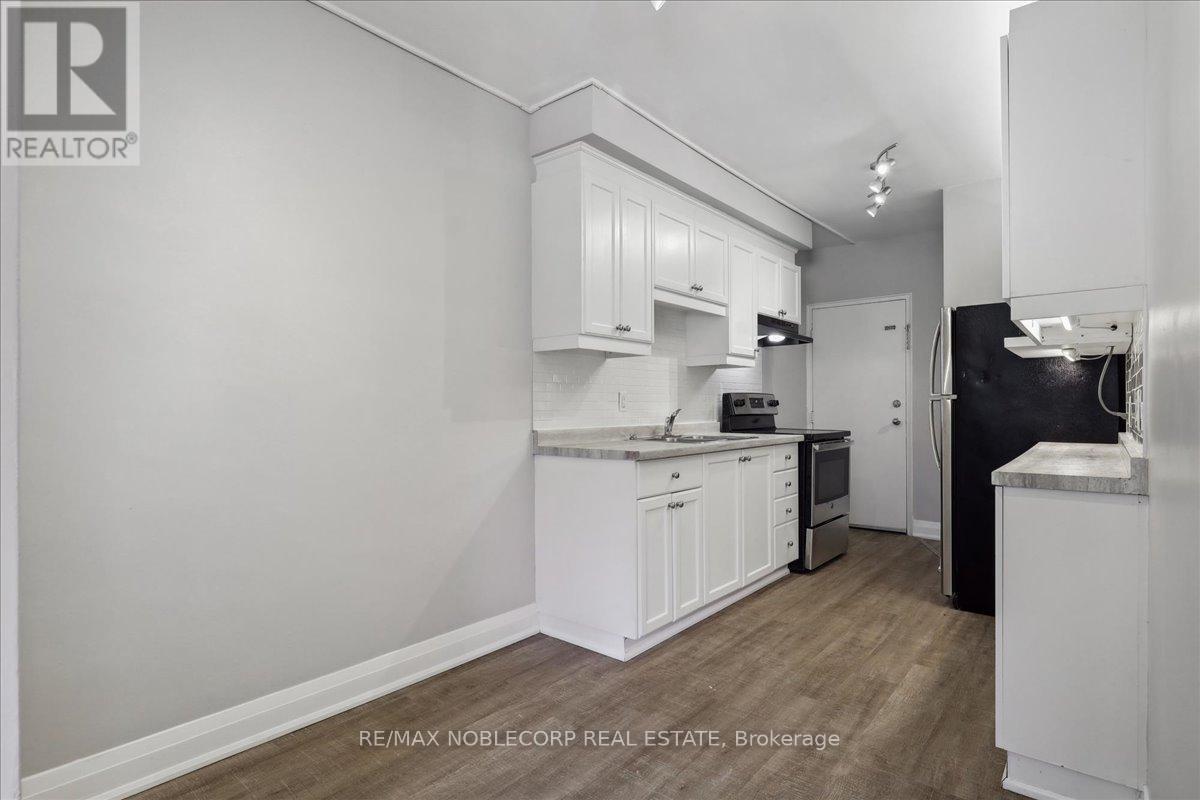 2 - 362 Elgin Court, Oshawa, ON - Indoor Photo Showing Kitchen