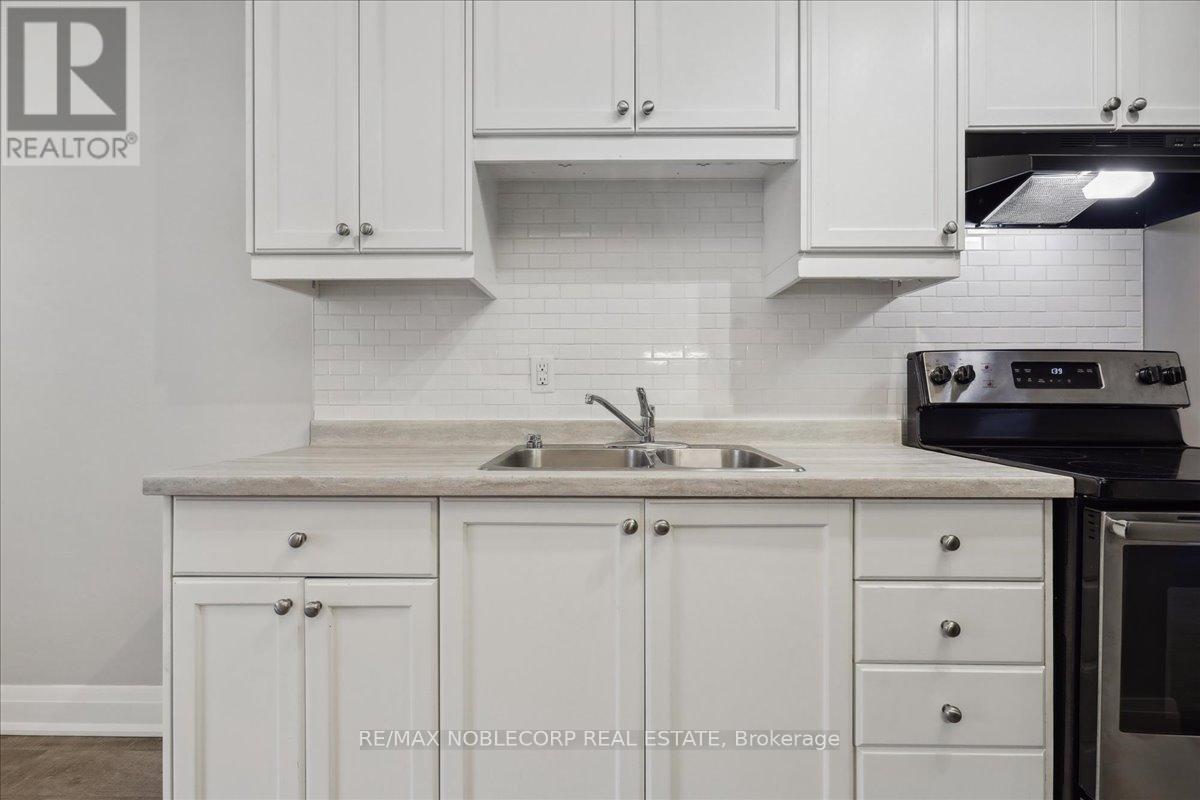 2 - 362 Elgin Court, Oshawa, ON - Indoor Photo Showing Kitchen With Double Sink