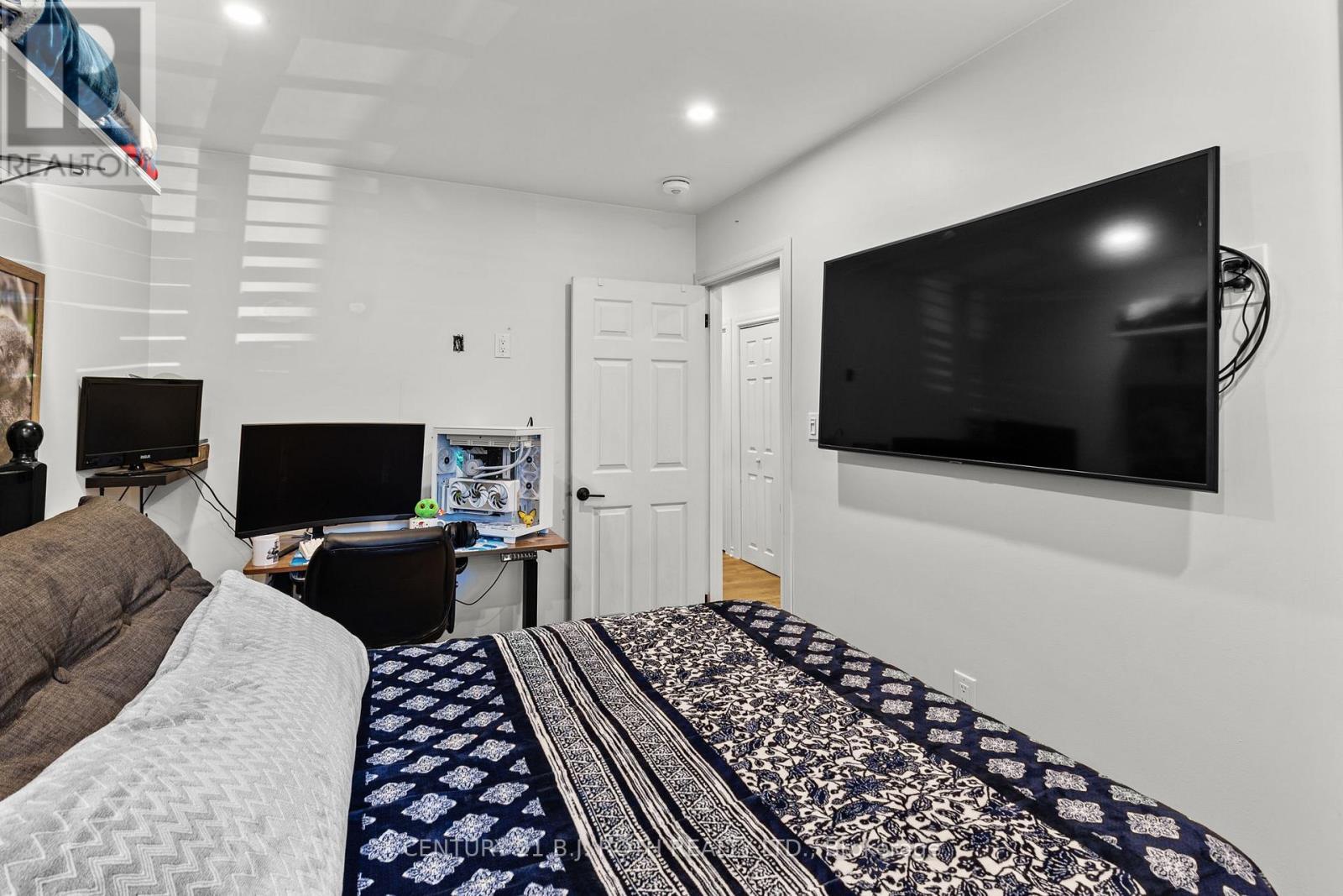 1551 Gill Road, Springwater, ON - Indoor Photo Showing Bedroom