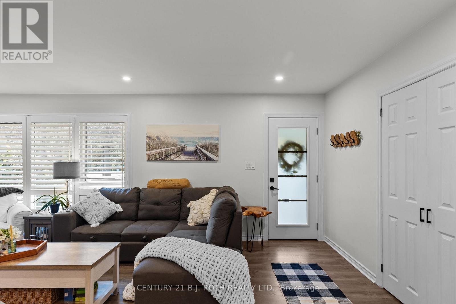 1551 Gill Road, Springwater, ON - Indoor Photo Showing Living Room